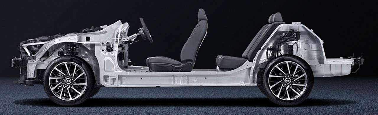 Sonata 2020 модельного года – первый Hyundai на новой платформе. Кузов жестче и легче прежнего на 24 кг. Методом горячей штамповки теперь «выдавлена» 21 деталь (ранее – 16). Колесная база выросла на 35 мм, длина – на 45 мм.