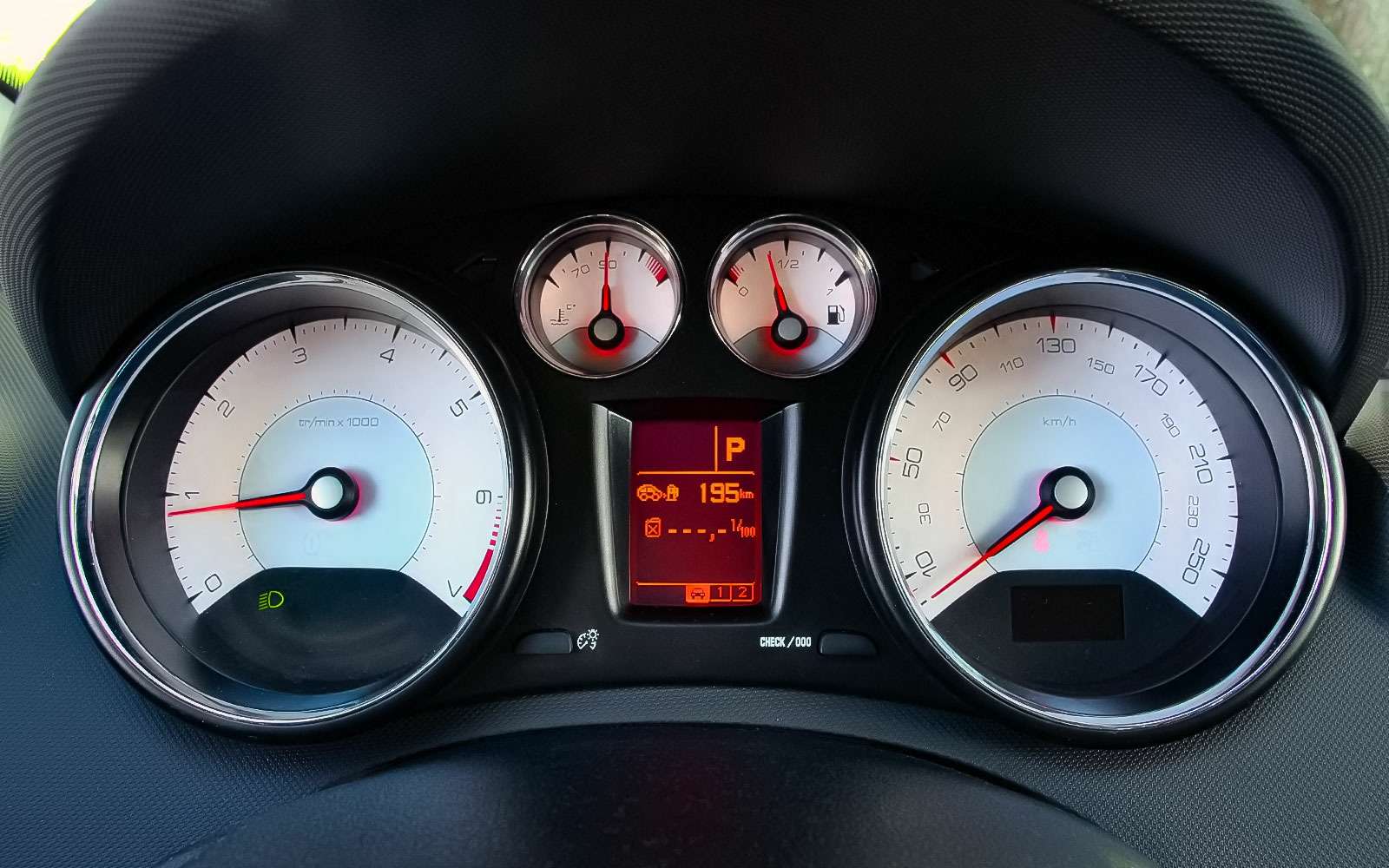 Рестайлинговый Peugeot 408 — солидность, гармония и новый автомат — фото 769117