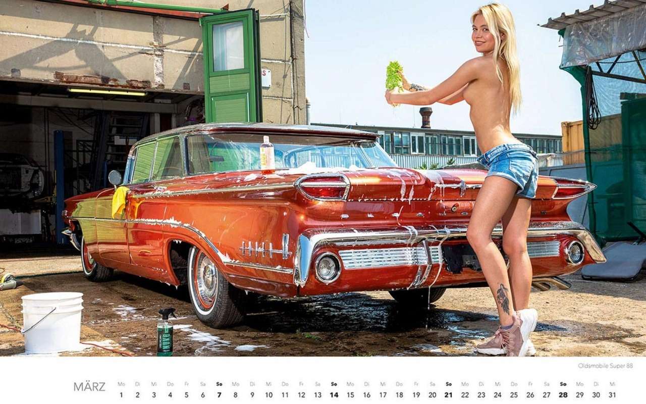 Девушки на автомойке — пожалуй, лучший календарь 2021 года — фото 1203380