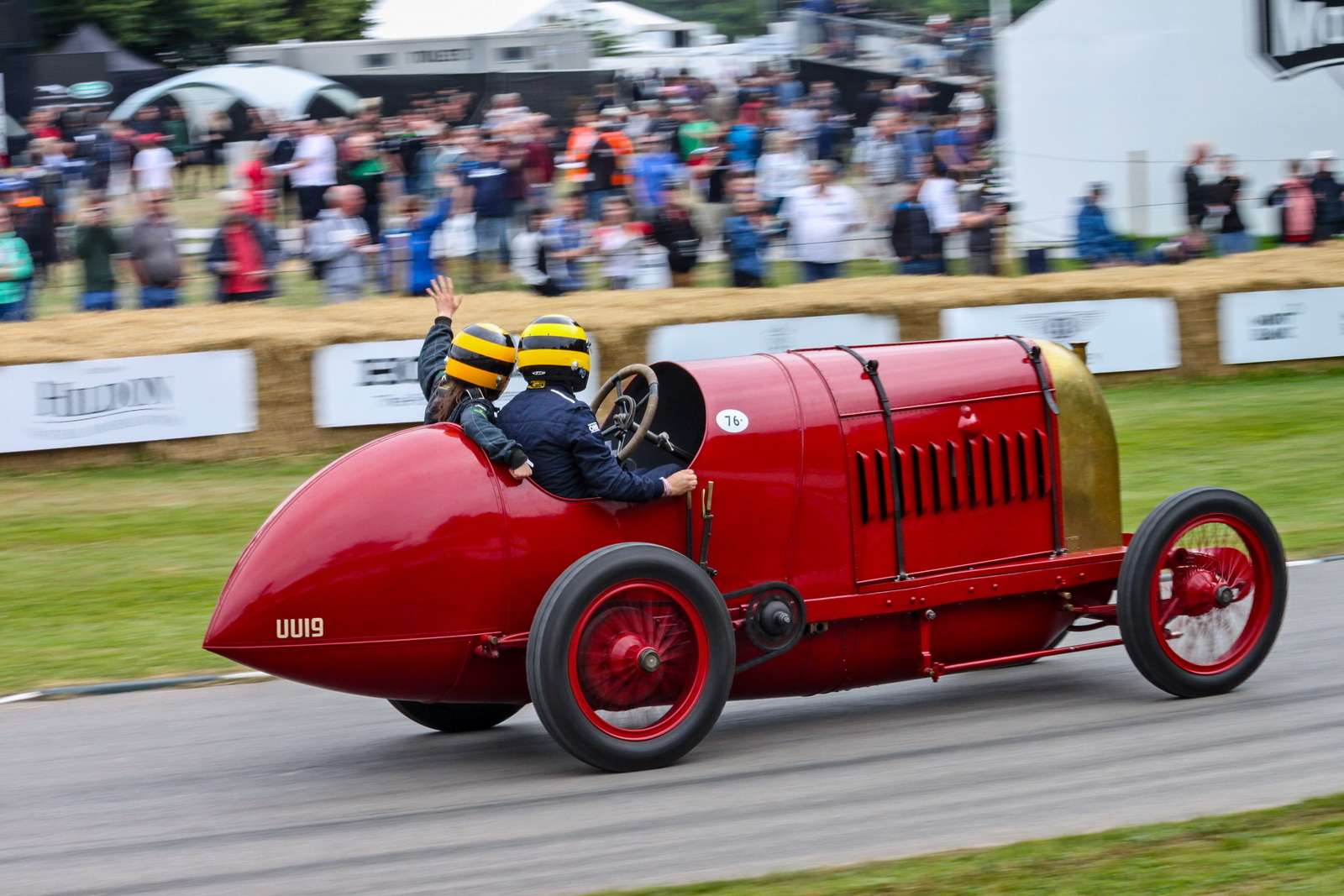 Один из постоянных участников Фестиваля скорости в Гудвуде – Beast of Turin («зверь Турина»). Это спортивный Fiat S76 1911 года с авиационным двигателем, который развивает 290 л.с. при 1900 об/мин при рабочем объеме (держитесь крепче) 28,4 литра. В 1910 году построили еще одну такую машину, чтобы превзойти в скорости машины марки Benz. И в заездах на одну милю по песчаному пляжу в Солтберн-бай-Си «зверь» под управлением Пьетро Бордино показал 185,6 км/ч. Два года спустя был установлен новый рекорд – 216 км/ч, но его не признали. Во время Первой мировой войны обе машины пропали. Одну из них (точнее, то, что от нее осталось) нашли в Австралии в 2002 году и перевезли в Англию для реставрации. Результат перед вами.