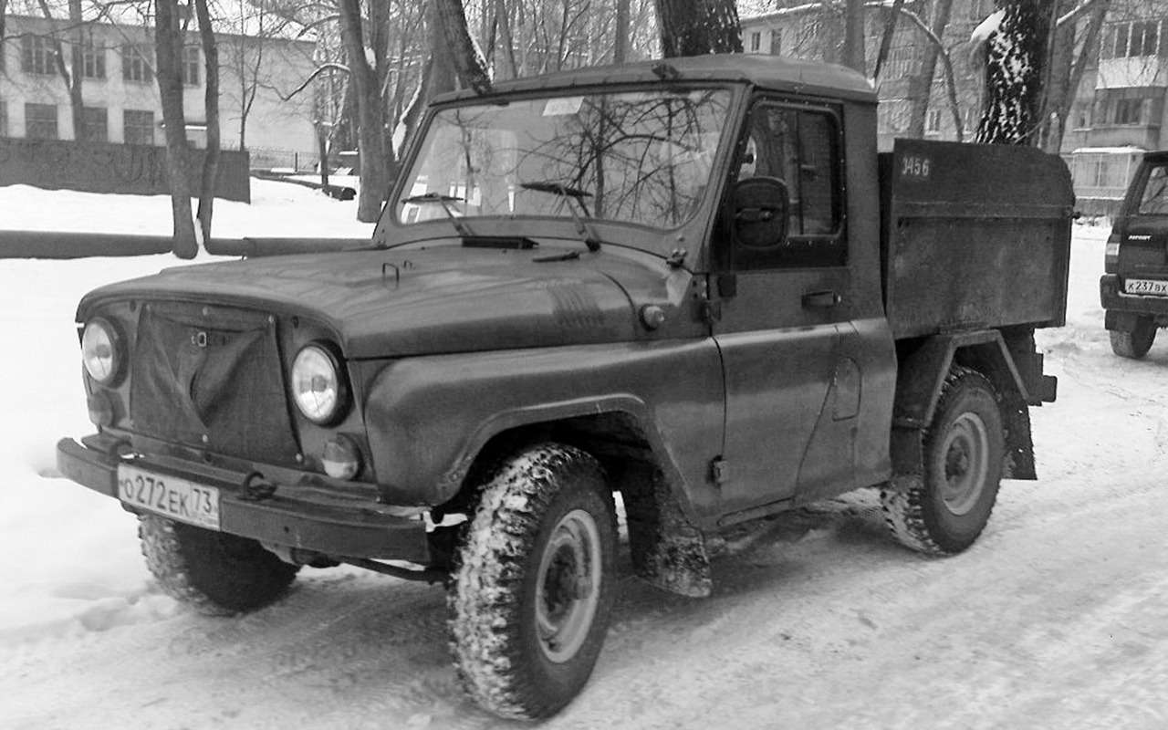 Первые грузовики на базе УАЗ-469, а потом УАЗ-31512 делали в Ульяновске для собственных внутризаводских нужд. Помимо бортовых машин существовали даже и самосвалы.