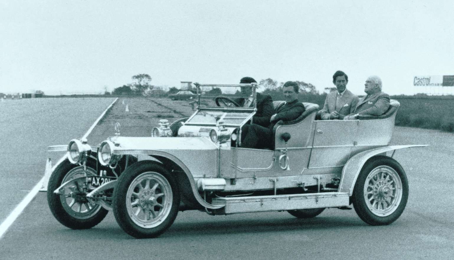 Принца Уэльского (сидит сзади справа) тоже катали на знаменитом Rolls-Royce Silver Ghost