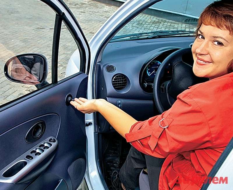 Оригинальный подход: водительское зеркало регулируется вручную, пассажирское — электромотором.