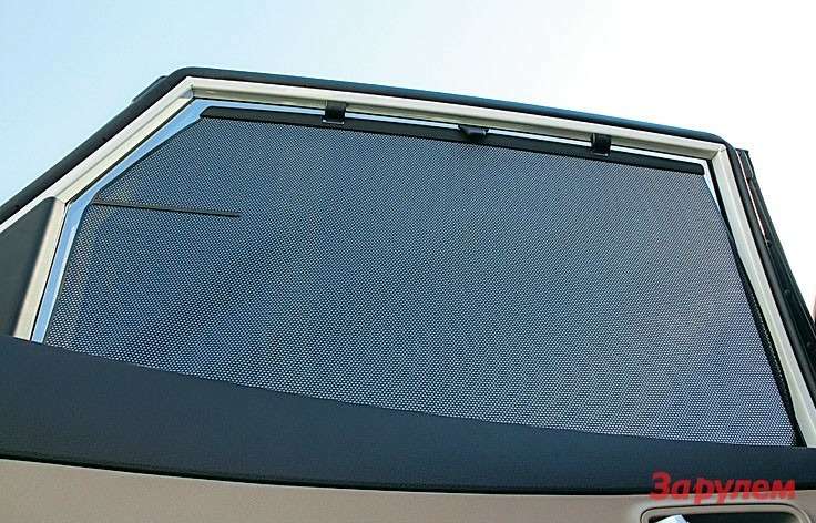 Hyundai Grand Santa Fe О высоком статусе модели говорит такой нюанс, как шторки на боковых окнах.
