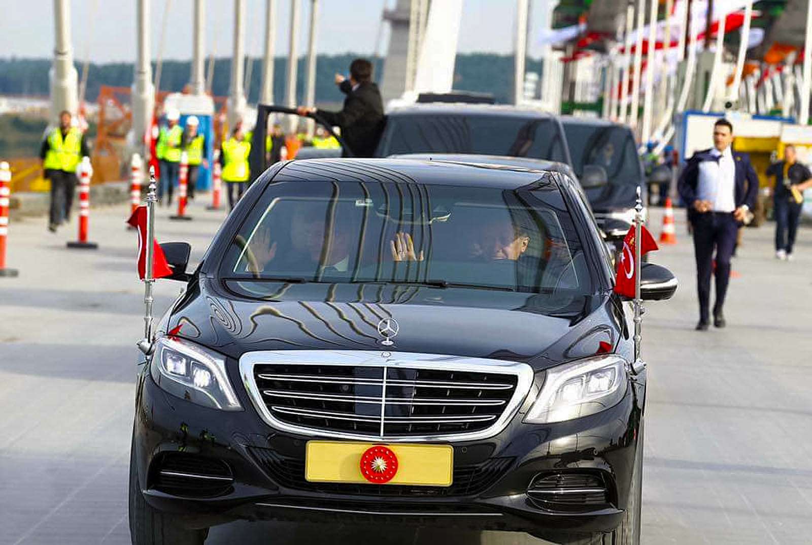 Невольно вспоминается анекдот: «Я не знаю, кто там пассажир, но за рулем – президент». Турецкий президент Эрдоган сам не прочь сесть за руль своего лимузина. Или посадить двойника…