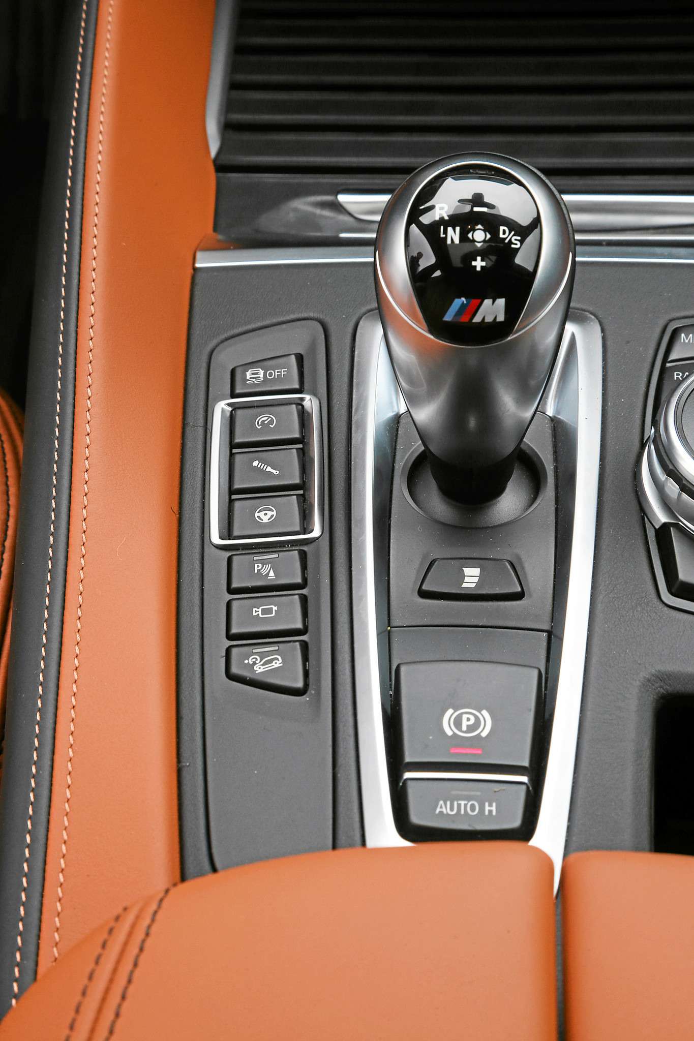 BMW X6 M. Селектор автомата – как на других «эмках», которые оснащены роботизированной коробкой передач.