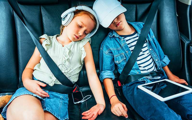 Чем занимаются дети в машине — ученые выяснили