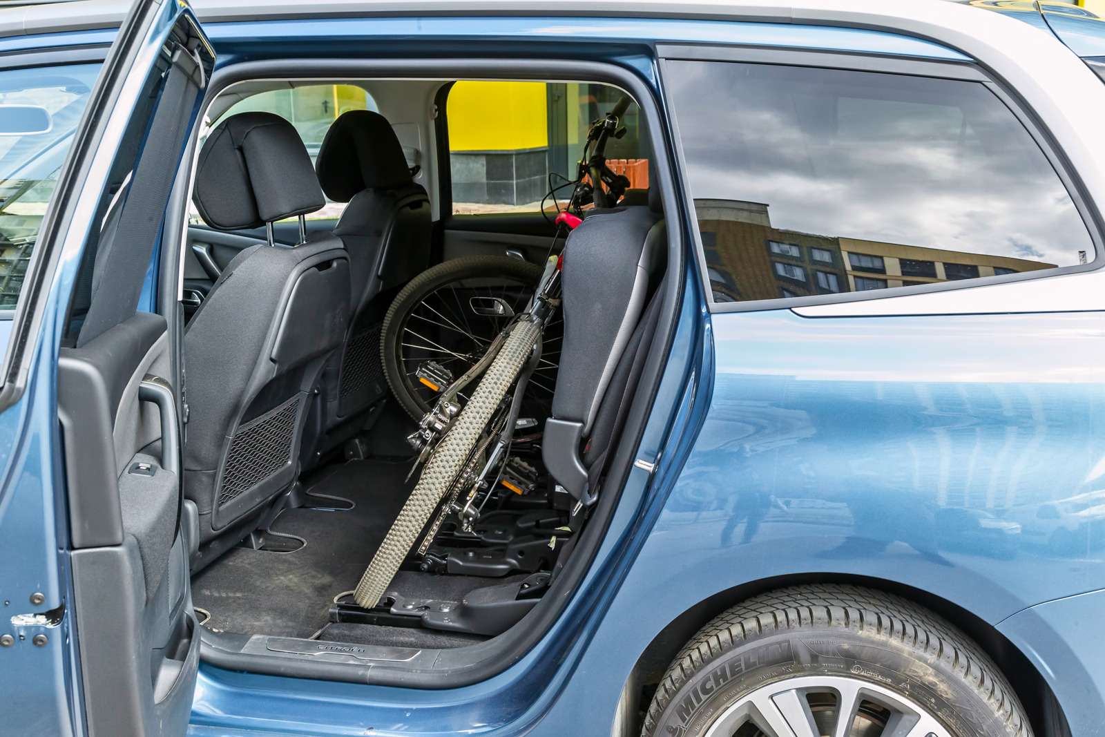 Изящество или практичность? Citroen Grand C4 Picasso против VW Caddy Maxi — фото 599138