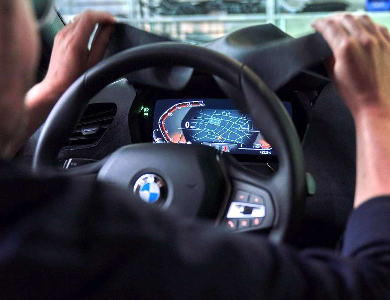 Диоды по кругу и цифровые приборы: новые детали о самом доступном BMW — фото 974767