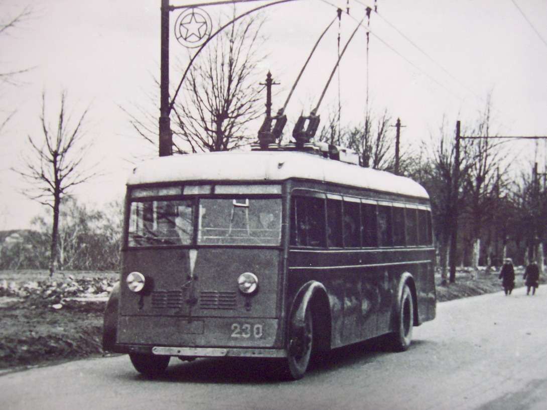 Троллейбус ЯТБ-1 оснащался тяговым электродвигателем ДТБ-60 мощностью 60 кВт, работавшим от контактной сети напряжением 550В. Максимальная скорость — 40 км/ч. Фото из коллекции Дмитрия Дашко
