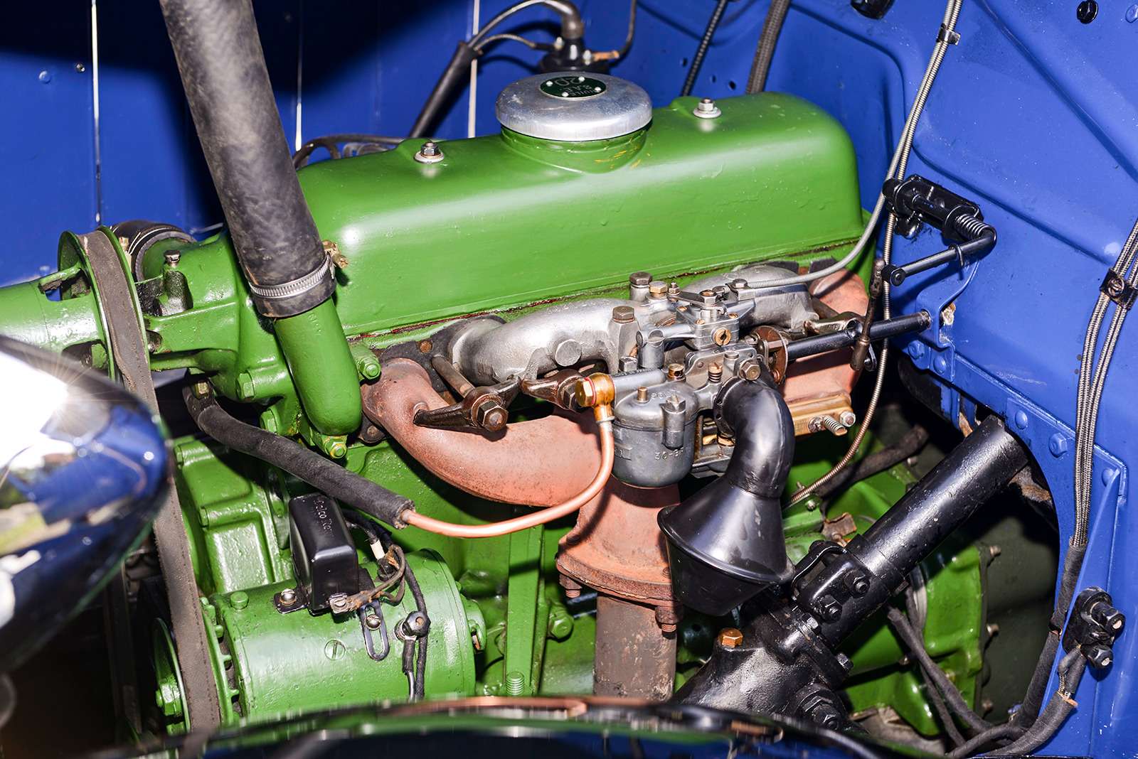 Citroen Rosalie. Верхнеклапанный четырехцилиндровый «обратный» мотор выдает вполне приличные для середины 1930‑х годов 35 «лошадок».