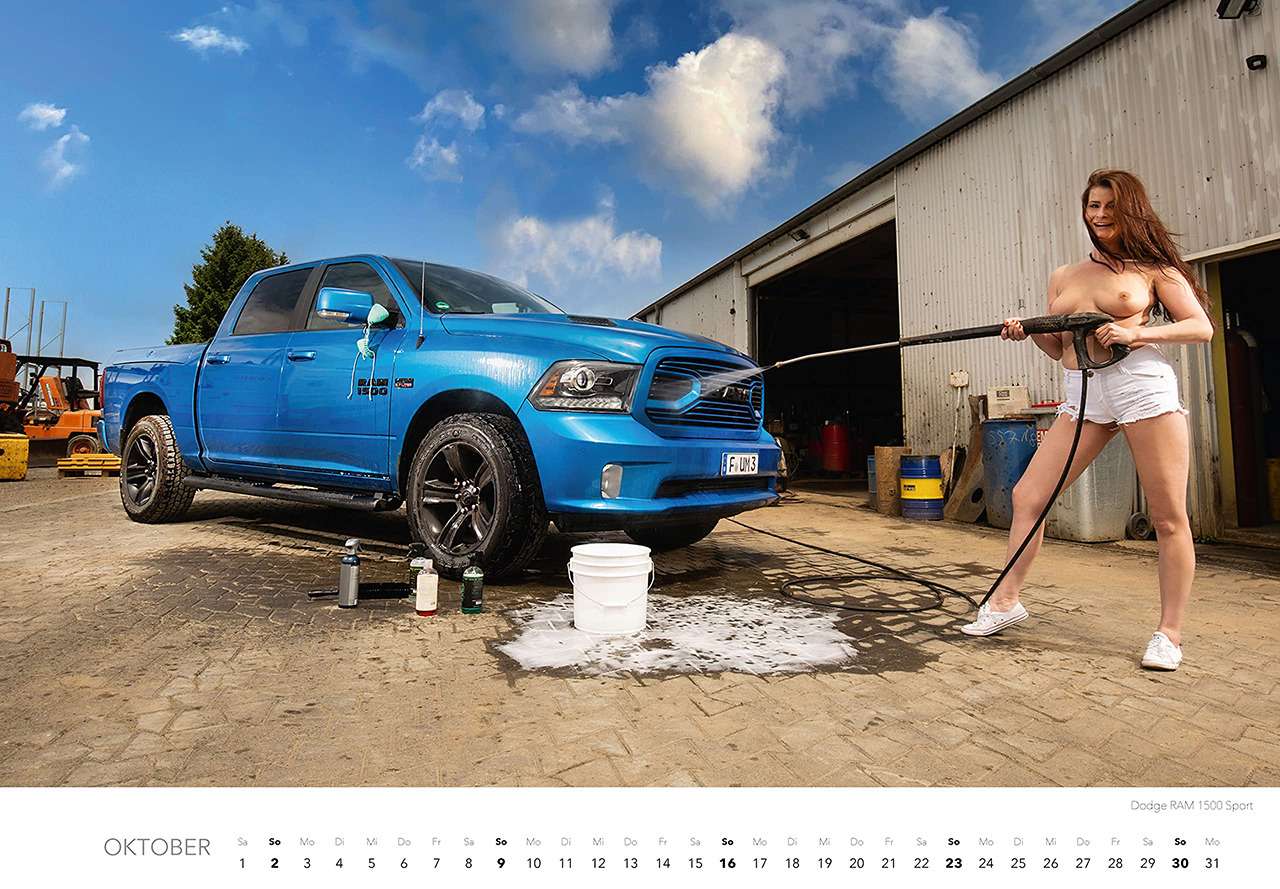 Пикантная автомойка: полуодетые красотки в календаре-2022 — фото 1294158