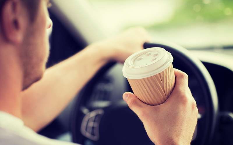 8 вкусных штук, которые опасно есть (и пить) за рулем