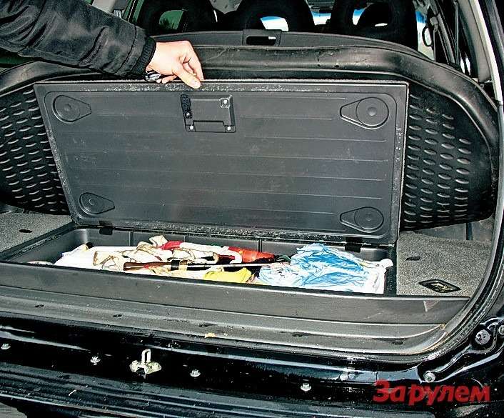 В подполе багажника есть две удобные ниши. Некоторые владельцы возят в них снаряжение для бездорожья: лом, кувалду, тросы и лебедку.