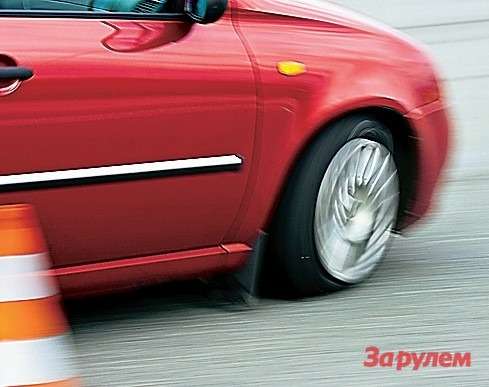 Давление в шинах — важнейший параметр. Если обод коснется асфальта, риск перевернуть машину в повороте становится вполне реальным.