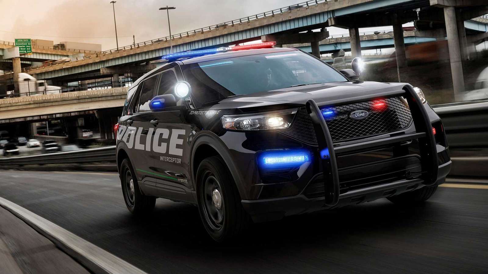 Полицейские назвали Ford Police Interceptor самым быстрым кроссовером. Машина оснащена гибридной силовой установкой на базе 3,3-литрового V6. «Перехватчик» нового поколения официально должен дебютировать летом.