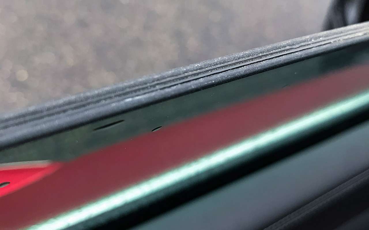 Многослойные «акустические» стекла в передних дверях входят в стандартное оснащение.