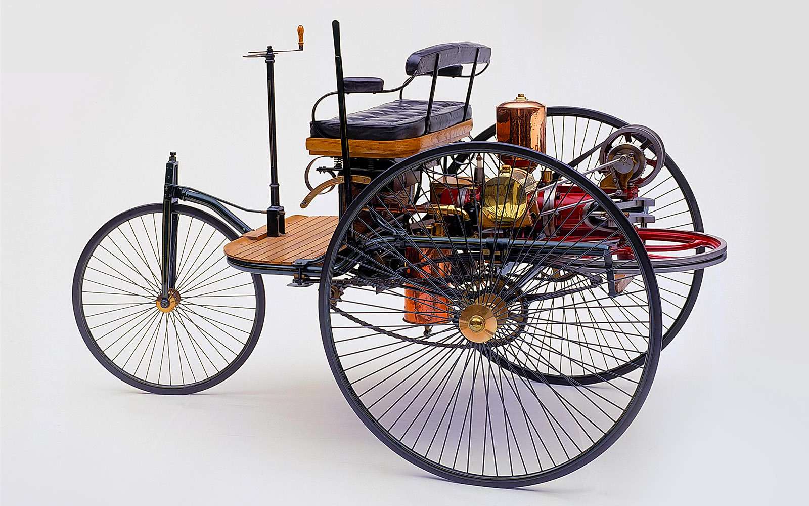 Трехколесную повозку Бенца, построенную в 1885 году и запатентованную в начале 1886‑го, считают первым в мире автомобилем. Для пуска мотора Бенца прокручивали огромный маховик. Позже услужливые историки писали, что конструктор расположил его горизонтально для лучшей развесовки. Подозреваю, что об этом изобретатель думал меньше всего.