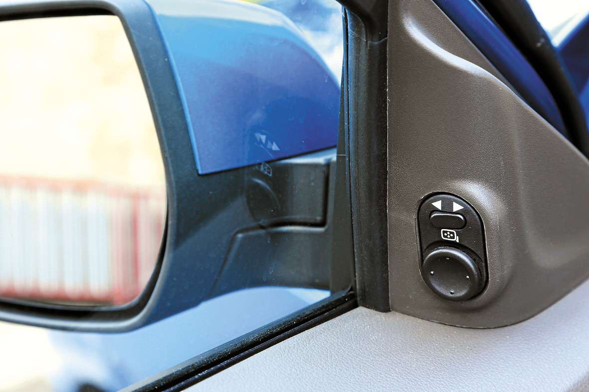  Электрорегулировка и подогрев зеркал у «Кобальта» есть даже в самой простой версии. Блок управления ими – от старых моделей Opel