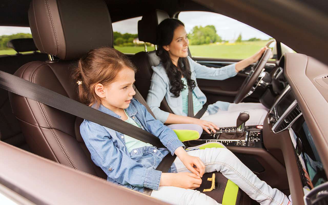 С 7 до 12 лет детей на переднем сиденье можно возить только в автокресле (или с бустером).