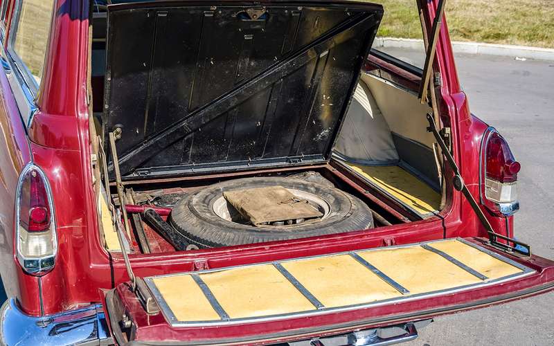Запасное колесо и инструмент – под полом багажника.