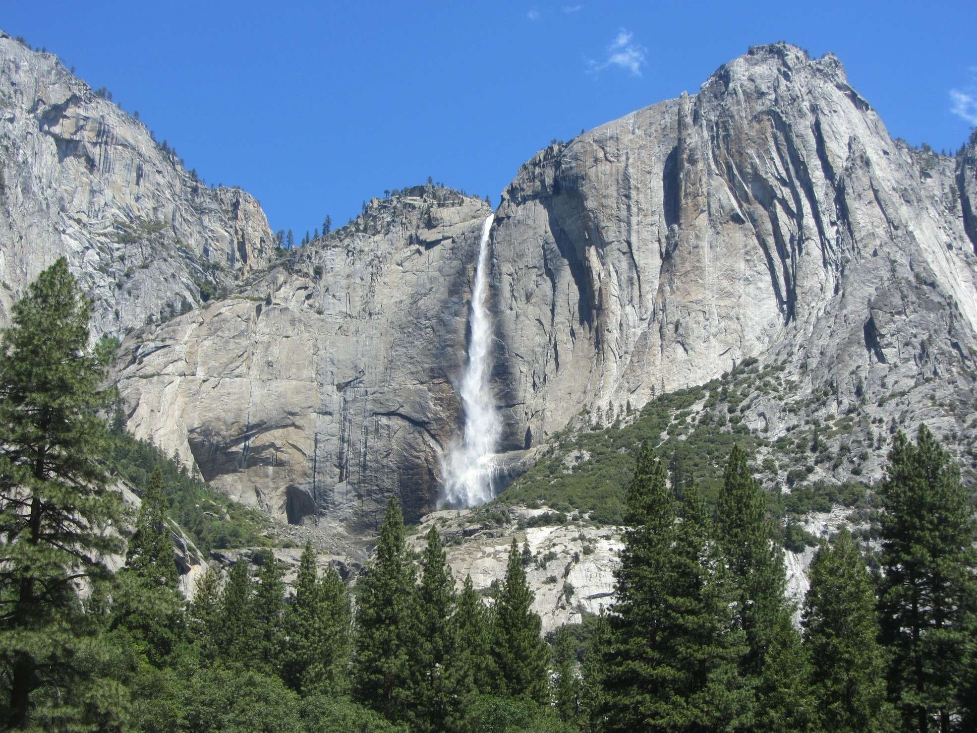 Один из многочисленных водопадов Йосемитской долины.