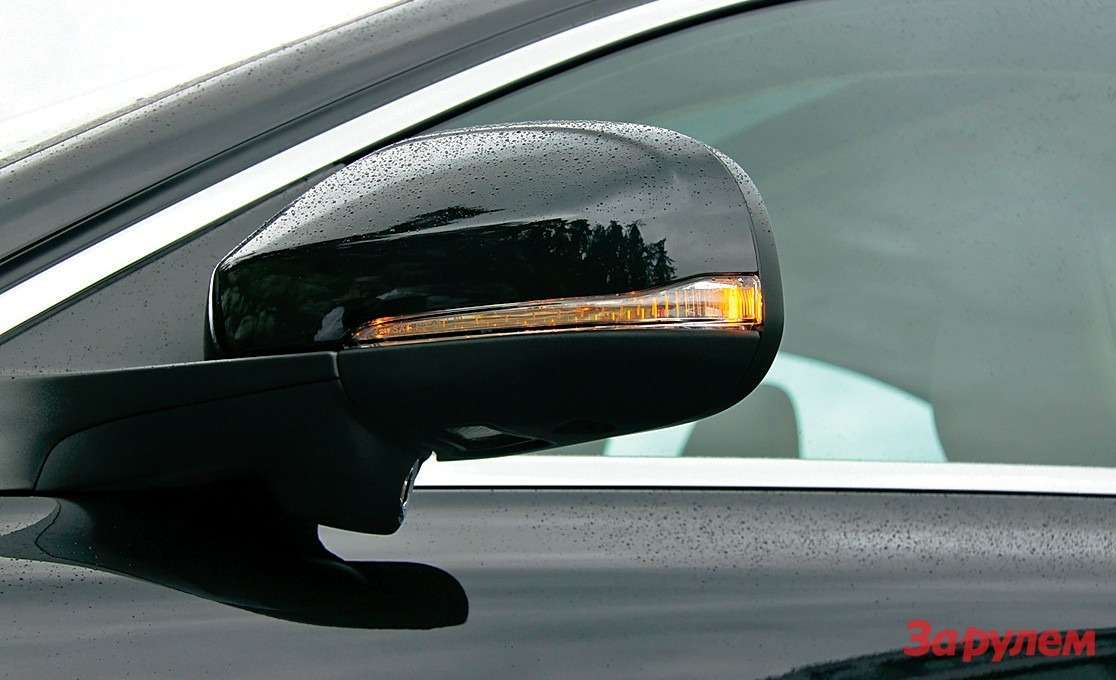 Наиболее яркие черты, по которым можно распознать представительный седан «Вольво» 2012 модельного года, – светодиодные указатели поворотов в наружных зеркалах. 