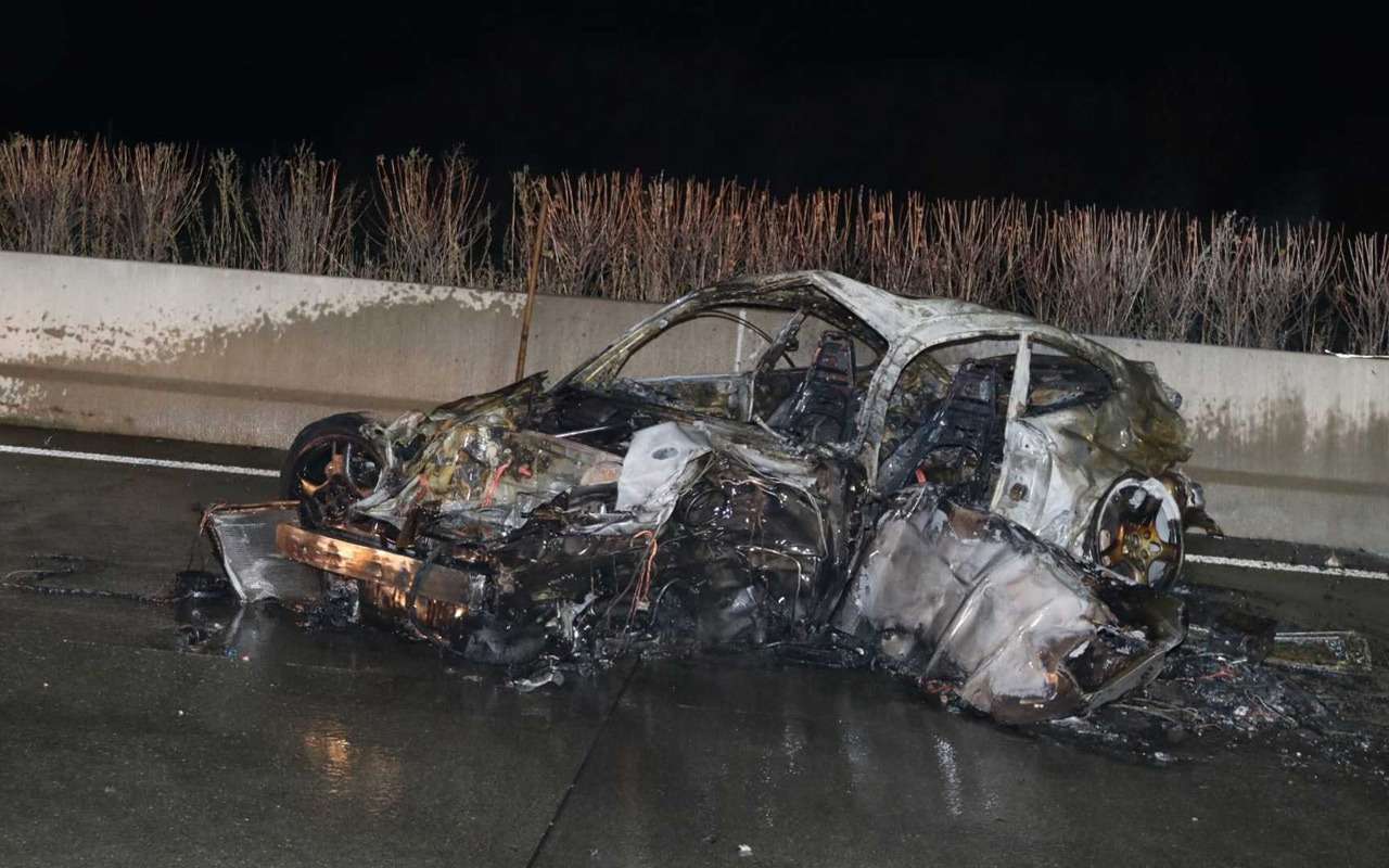 Porsche 911 сгорел дотла посреди дороги — фото 922297