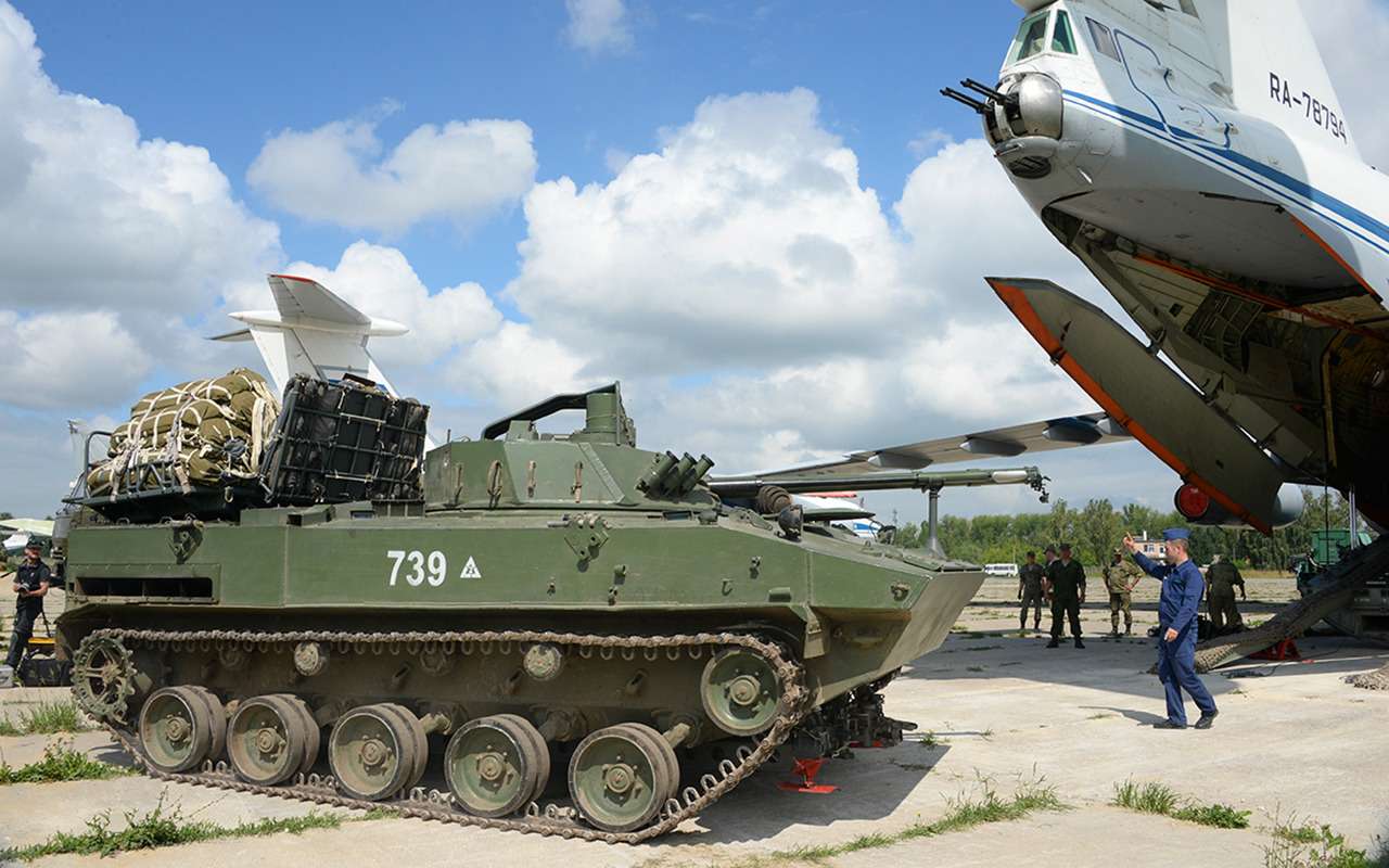 БМД-4М уже поступает в войска. Фото сделано на учениях минувшим летом. Машина с парашютной системой перед загрузкой в военно-транспортный самолет.