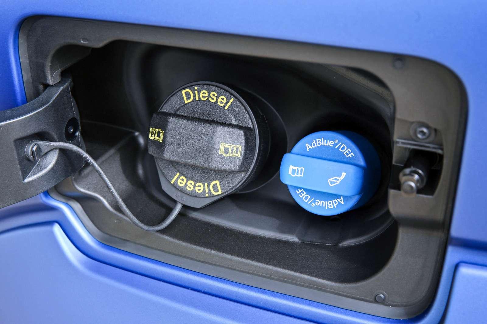 Обновленный Volkswagen Amarok. Горловина для залива раствора AdBlue расположена рядом с топливозаправочной.