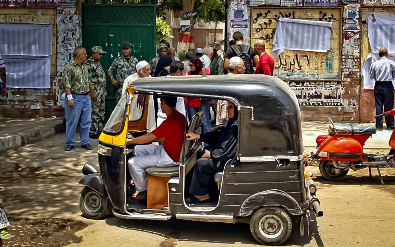 В Египте в последнее время появилось много индийских мотоциклеток типа тук-тук. И если на берегах Нила относятся к правилам дорожного движения, мягко говоря, философски, то водители тук-туков их вовсе не придерживаются.