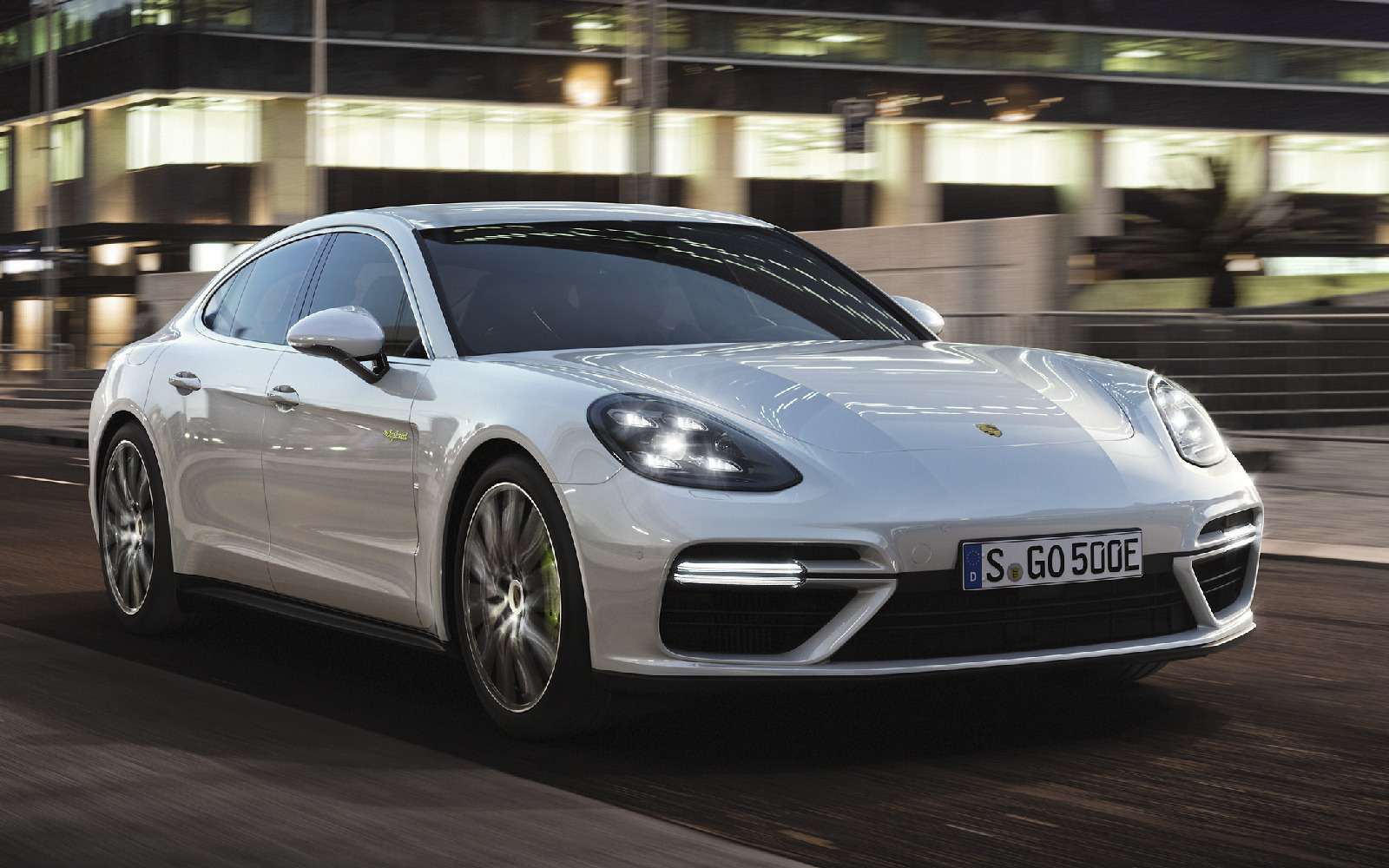 Хочешь «пульнуть» — ищи розетку: флагманский Porsche стал гибридом — фото 713300