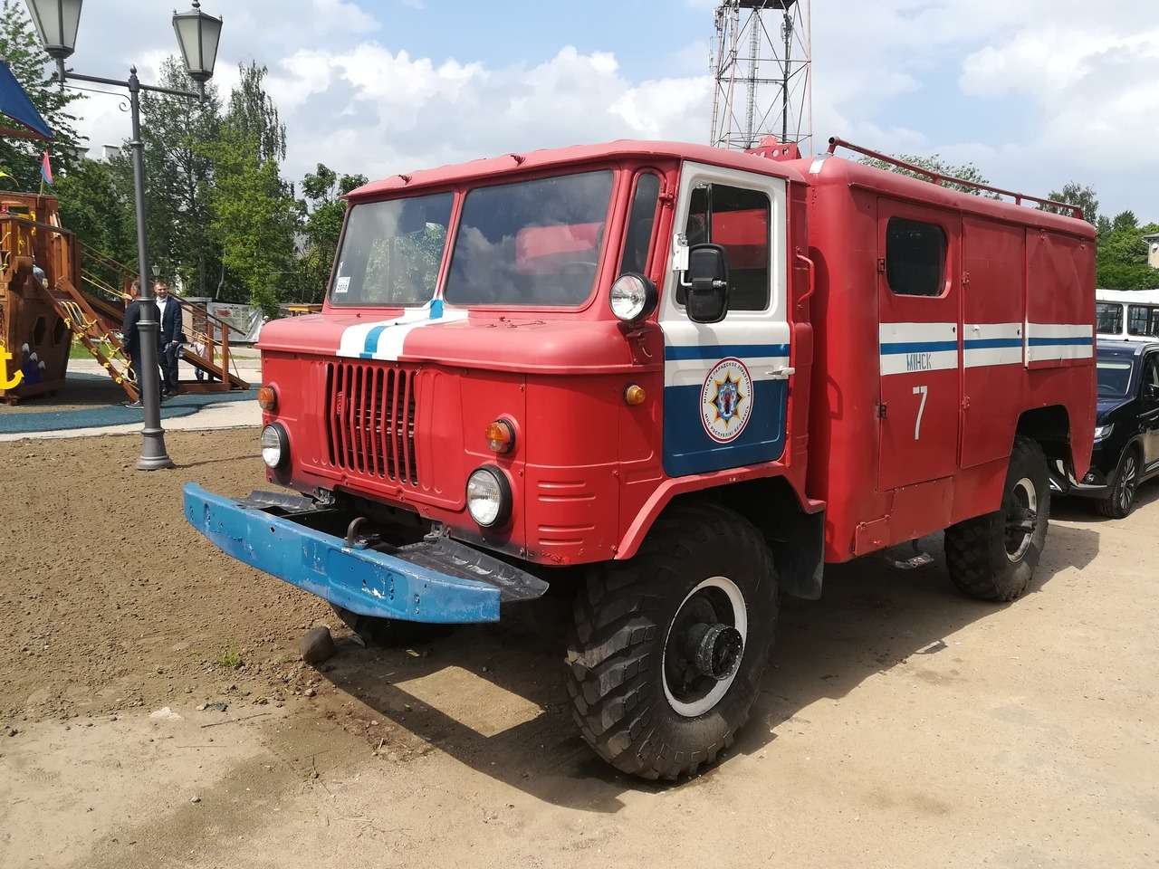 Пожарный автомобиль связи и освещения АСО-12(66)-90Б один из специализированных автомобилей пожаротушения. 