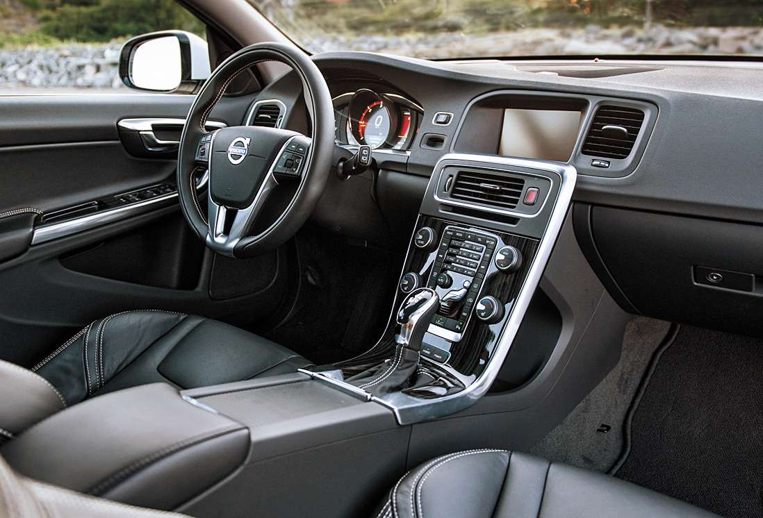 У нас Volvo V60 Plug-in Hybrid представлен в богатой комплектации Summum