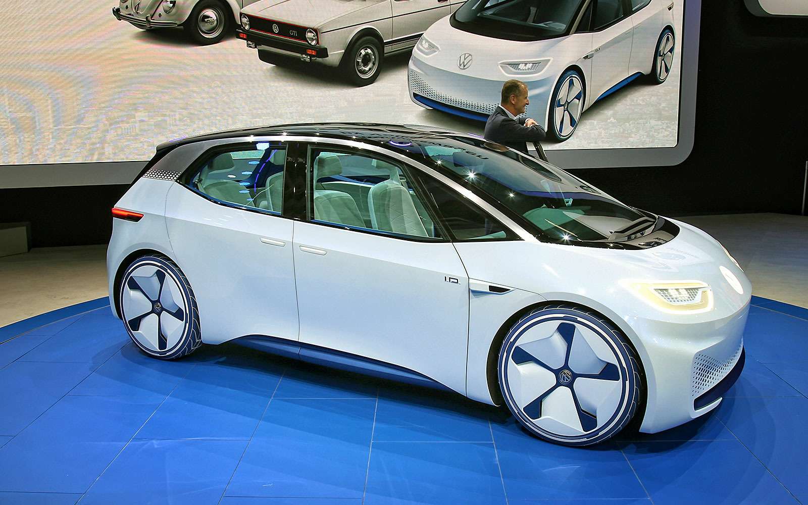 Бестселлер нового мира: Volkswagen намекнул на будущий электрокар — фото 641548