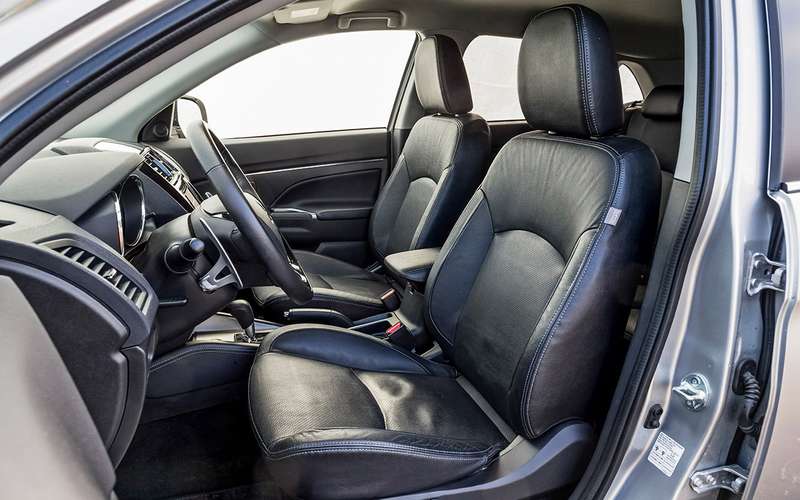 Спинкам сидений Mitsubishi не хватает боковой поддержки, кожа скользкая.