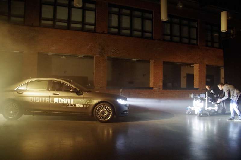 Mercedes-Benz поручит фарам функцию HD-проектора
