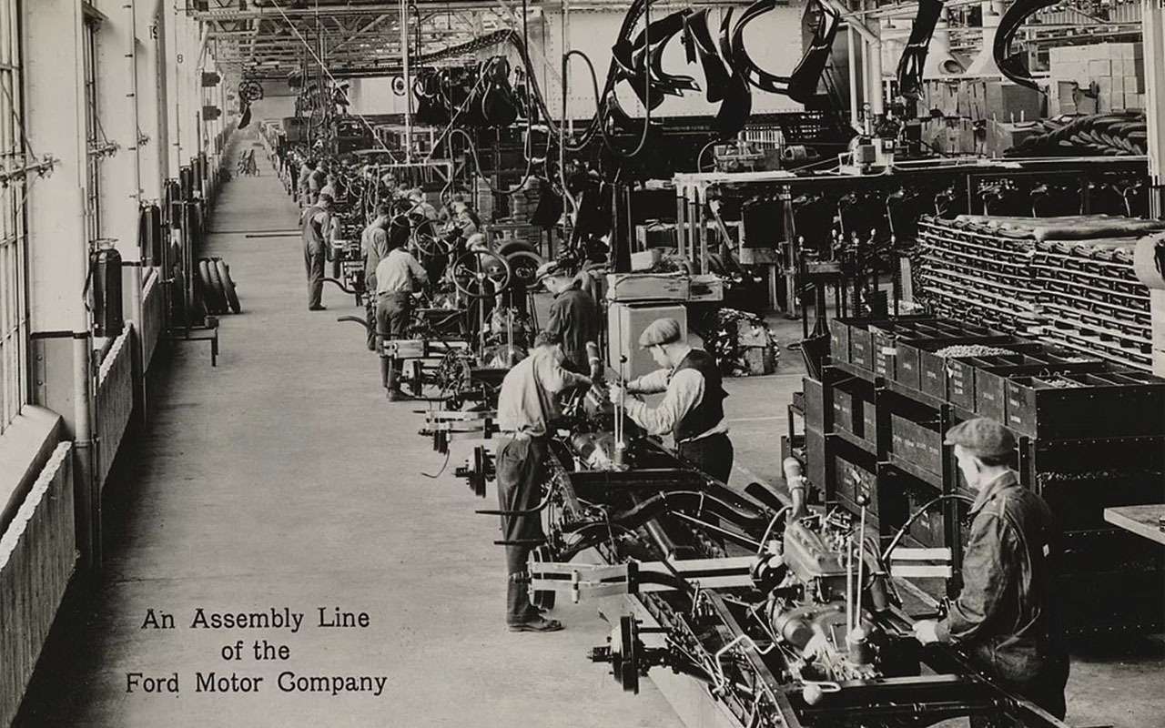 В 1928 году СССР катастрофически отставал от США по автомобилизации. В первом номере «За рулем» писали: «Для заграницы, для Америки, например, 10 тысяч машин – это продукция одного дня выработки заводов Форда