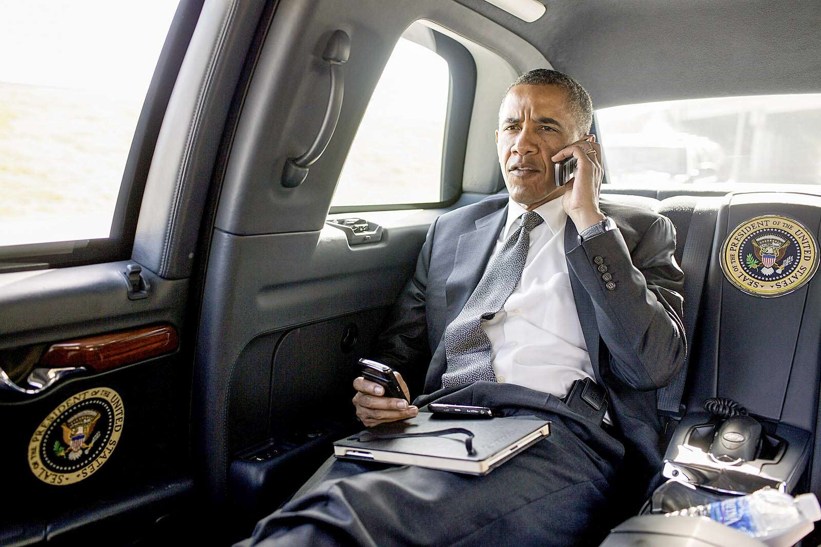Разумеется, президентский лимузин оснащен всевозможными средствами связи. А ремни безопасности обычно висят без дела.