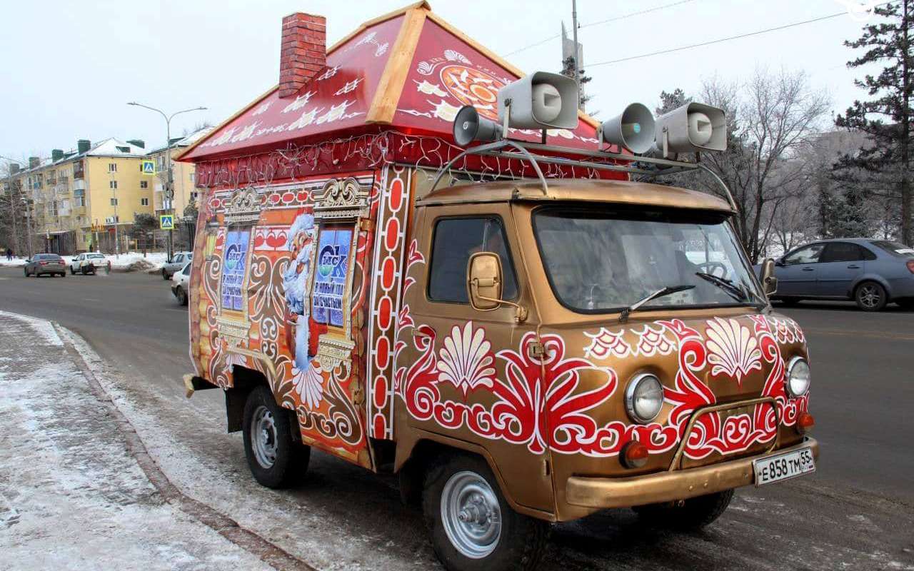 УАЗ Буханку превратили в автомобиль Деда Мороза — фото 1211810