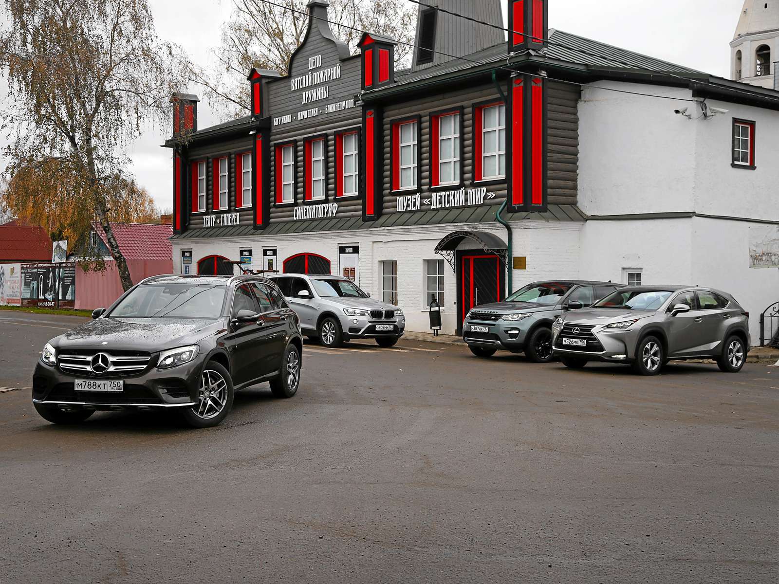  Mercedes-Benz GLC 300 (2,0 л, бензин, 245 л.с., 9‑ступенчатый автомат) – 4 181 000 руб.; BMW X3 xDrive 20i (2,0 л, бензин, 184 л.с., 8‑ступенчатый автомат) – 3 903 480 руб.; Land Rover Discovery Sport 2.0 Si4 (2,0 л, бензин, 240 л.с., 9‑ступенчатый автомат) – 3 504 400 руб.; Lexus NX 200t (2,0 л, бензин, 238 л.с., 6‑ступенчатый автомат) – 2 804 000 руб.