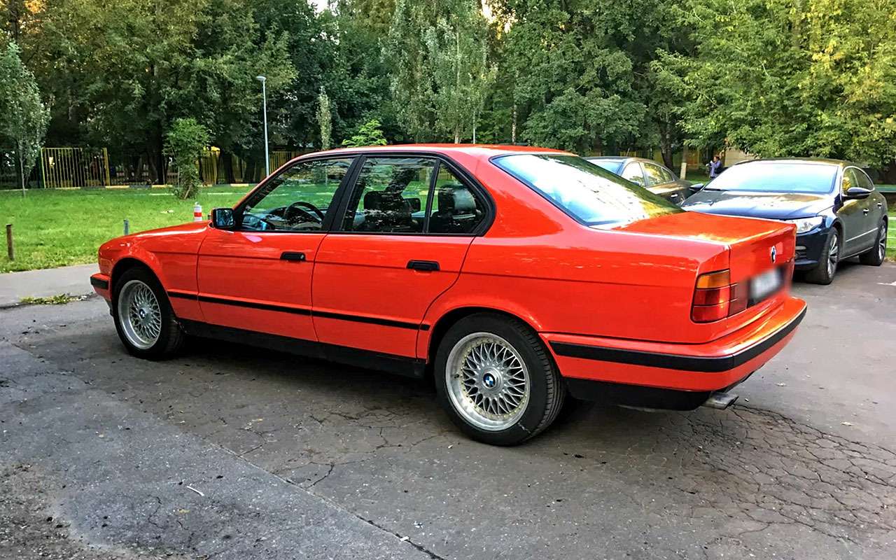 Если любите классику 90-х, то можно поискать легендарный BMW Е34. Ухоженный автомобиль будет стоить примерно 400 тысяч, но найти такой архисложно.