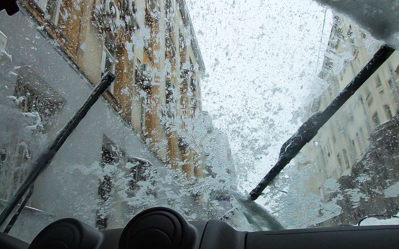 Как водители убивают щетки и стекло: 6 типичных зимних ошибок — фото 1373670