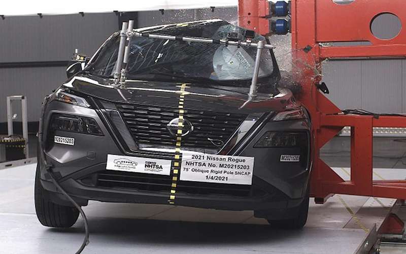 Новый Nissan X-Trail на краш-тесте: пассажиру плохо!