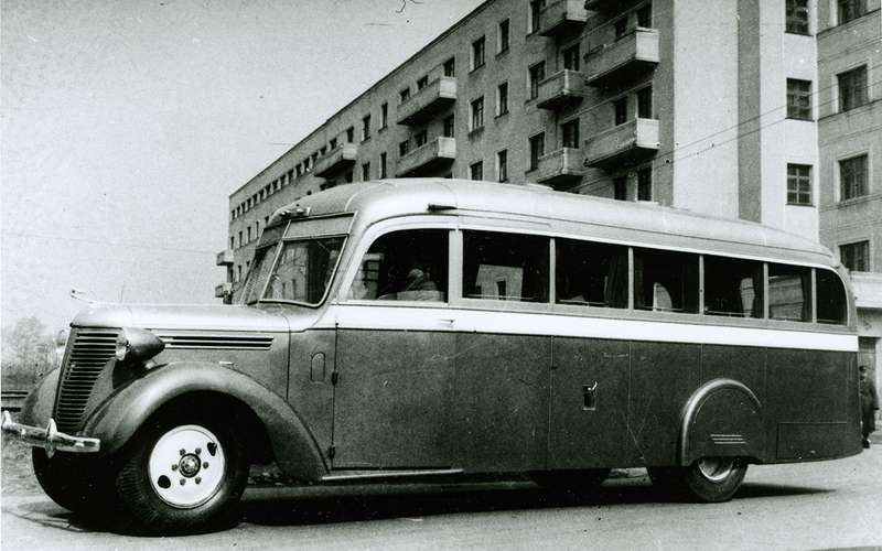 Серийный ЗИС‑16 1938 года (на поток машину поставили в 1939‑м) внешне был современней прототипа. И вообще, оказался одним из самых элегантных советских автомобилей своего времени.
