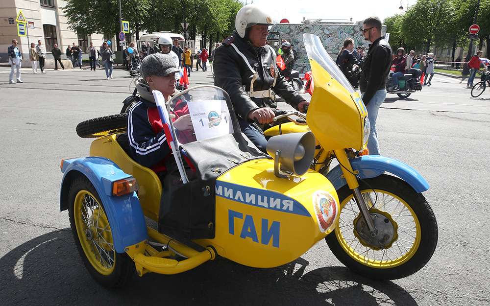 В СССР мотоциклы с коляской многим заменяли дефицитные автомобили. Они работали в милиции и армии, а частники ездили на них в путешествия за несколько тысяч километров.