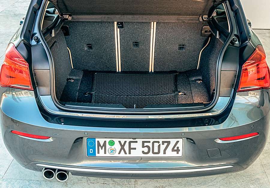 BMW 1-й серии. Багажника емкостью 360 литров компактному хэтчу вполне хватает.