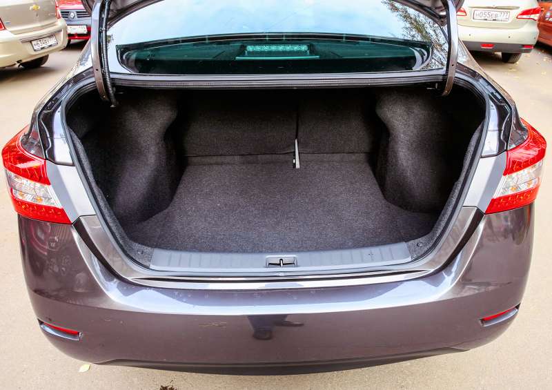 Nissan Sentra. Багажник порадовал: 511 л. Но почему даже в топ-комплектации нет крепежных петель- сеток-ремешков?