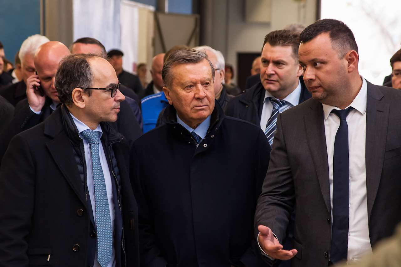 Слева направо: президент АВТОВАЗа Ив Каракатзанис, председатель совета директоров ПАО «Газпром» Виктор Зубков и замминистра промышленности и торговли России Александр Морозов (на заднем плане).