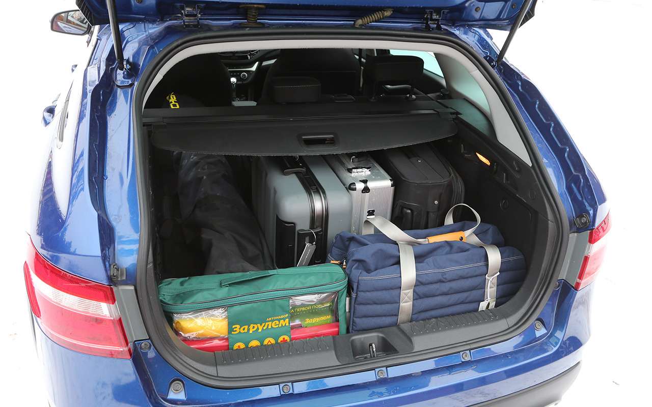 С учетом подполья багажник Лады вмещает 370 литров. После загрузки нескольких чемоданов, сумки и лыж там почти не осталось свободного места.